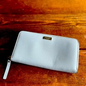 Kate Spade wallet in great used condition.